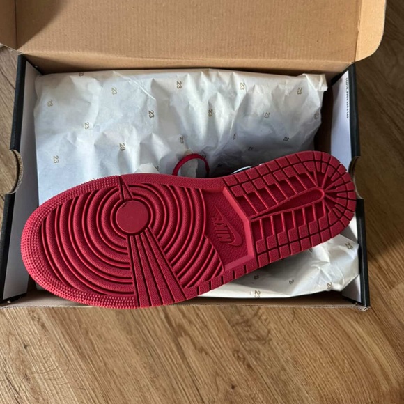 Air Jordan 1 Mid - Picture 3 of 6